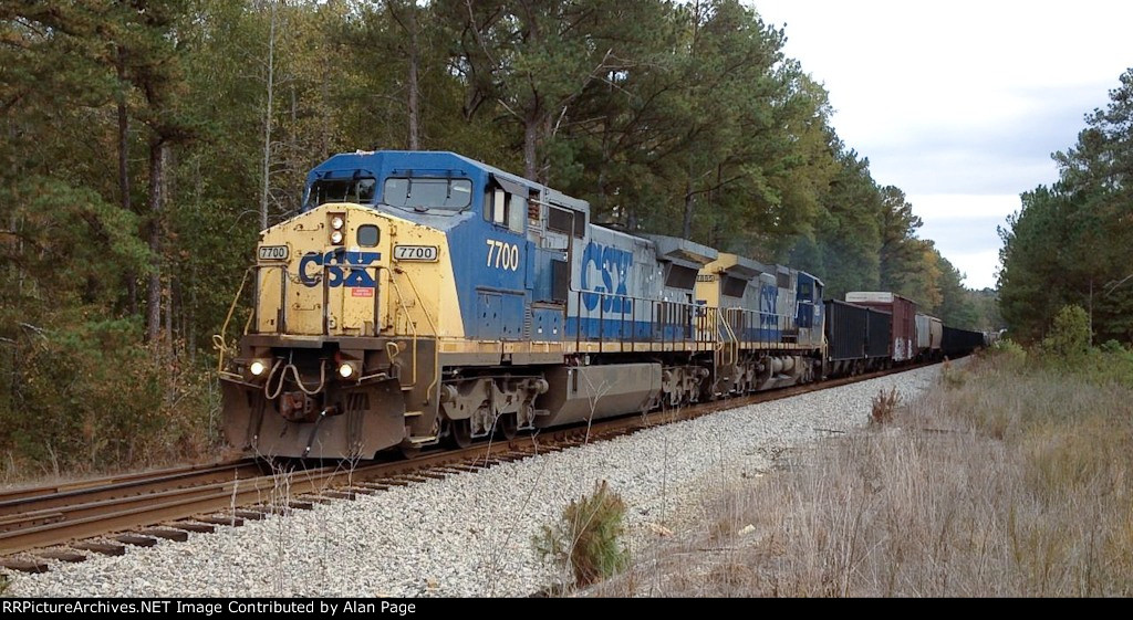 CSX 7700 leads 7895 northbound